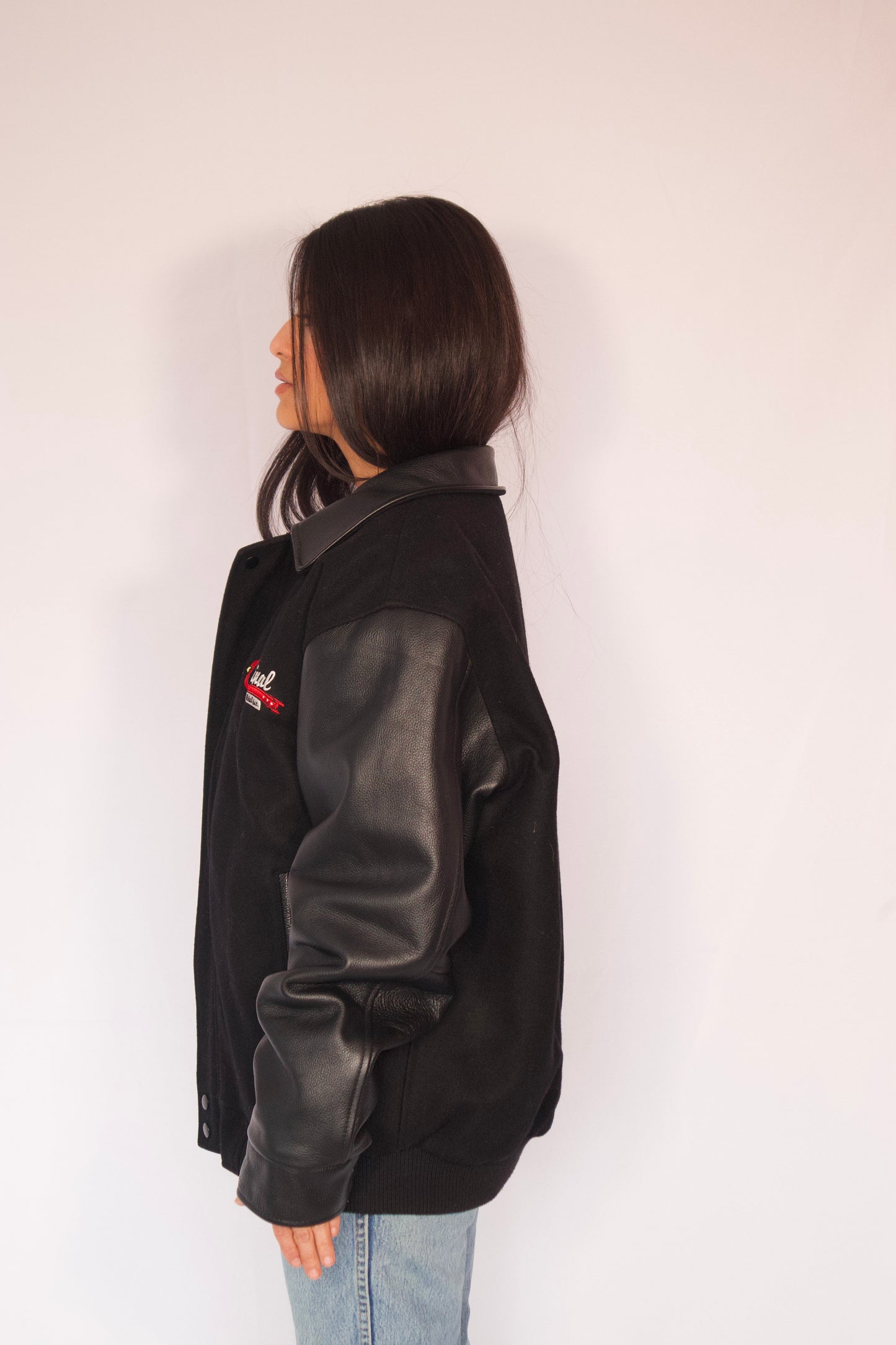 veste streetwear noire vue de profil