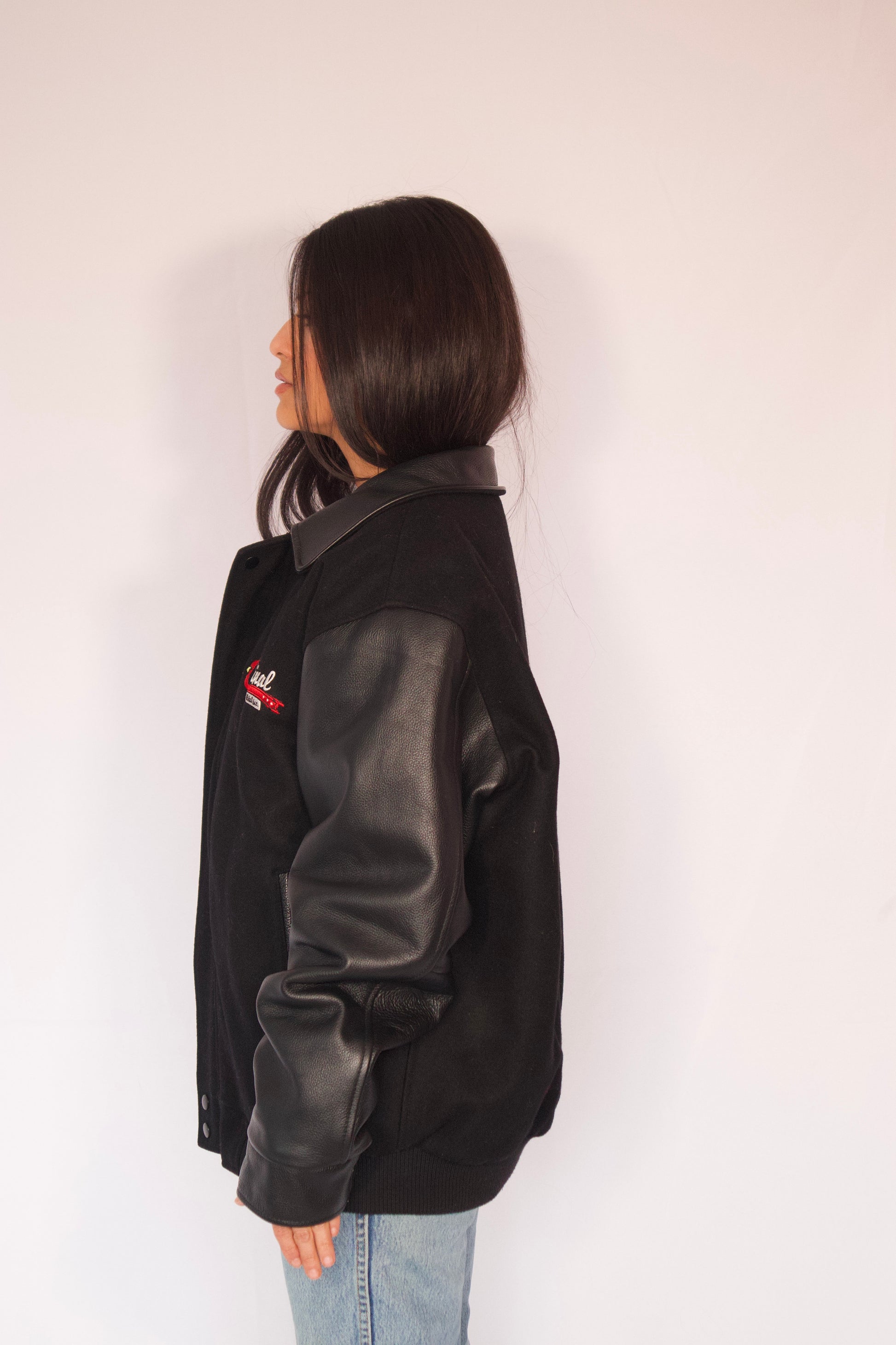 veste streetwear noire vue de profil