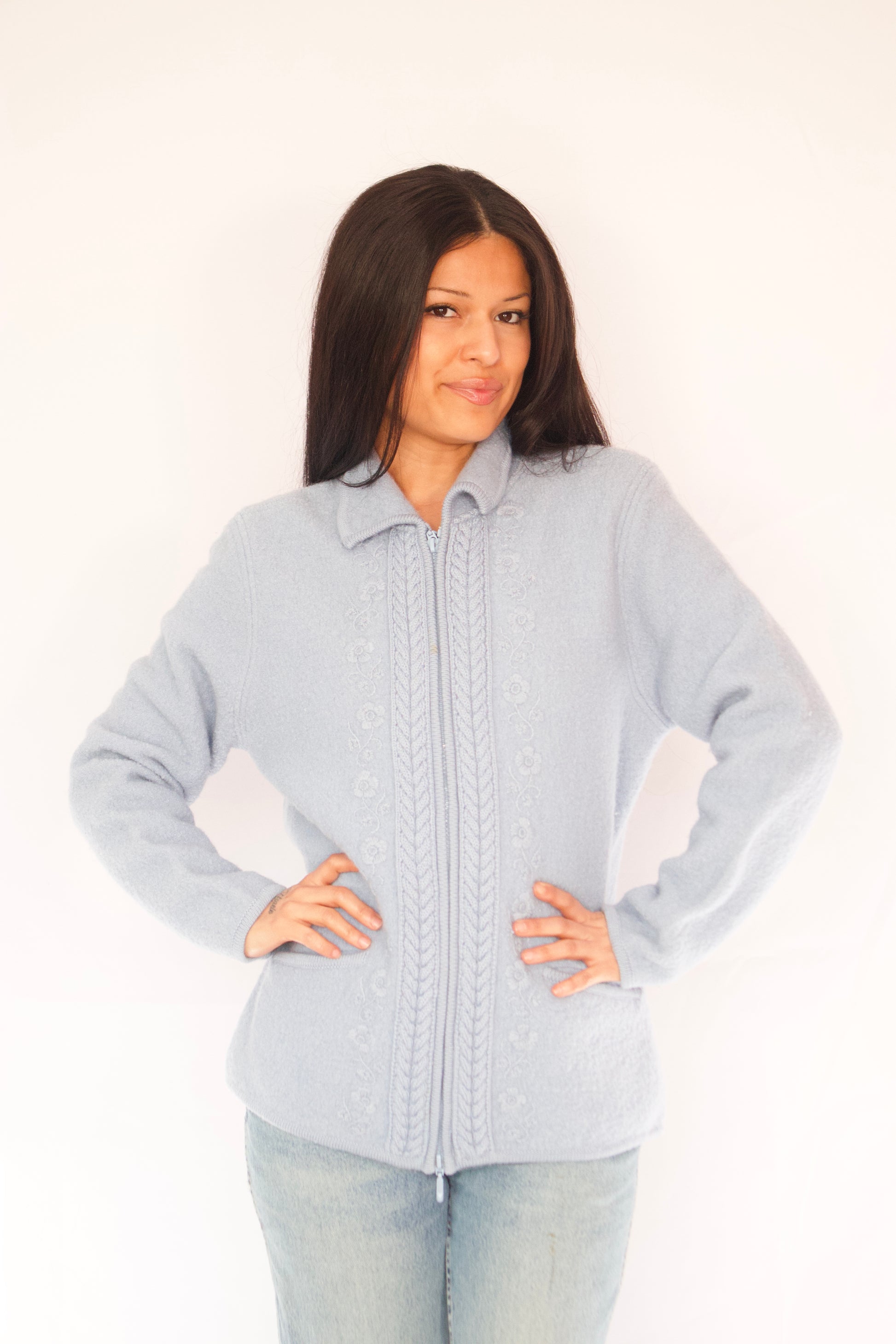 veste tricot bleu pâle Émilie portée