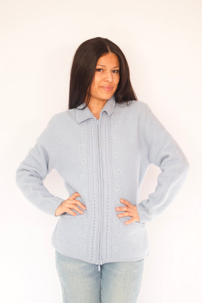 veste tricot bleu pâle Émilie portée