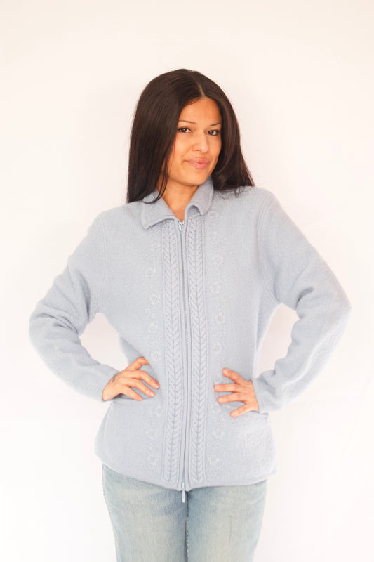 veste tricot bleu pâle Émilie portée