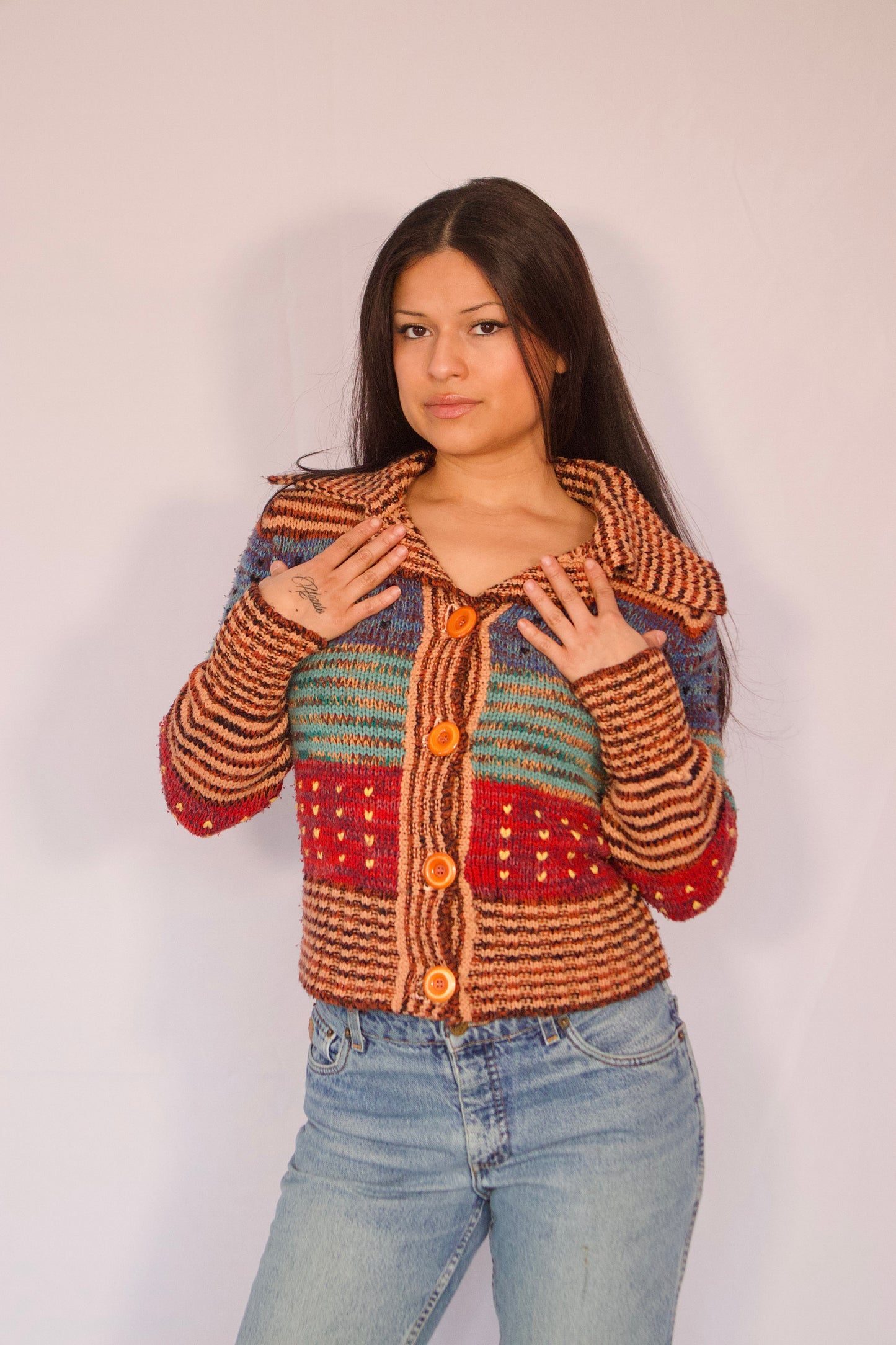 veste tricot coloré à boutons portée