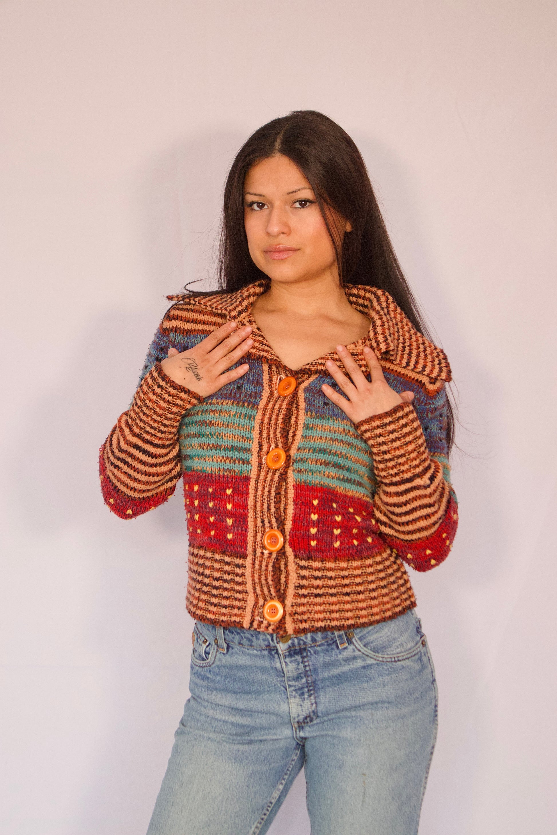 veste tricot coloré à boutons portée