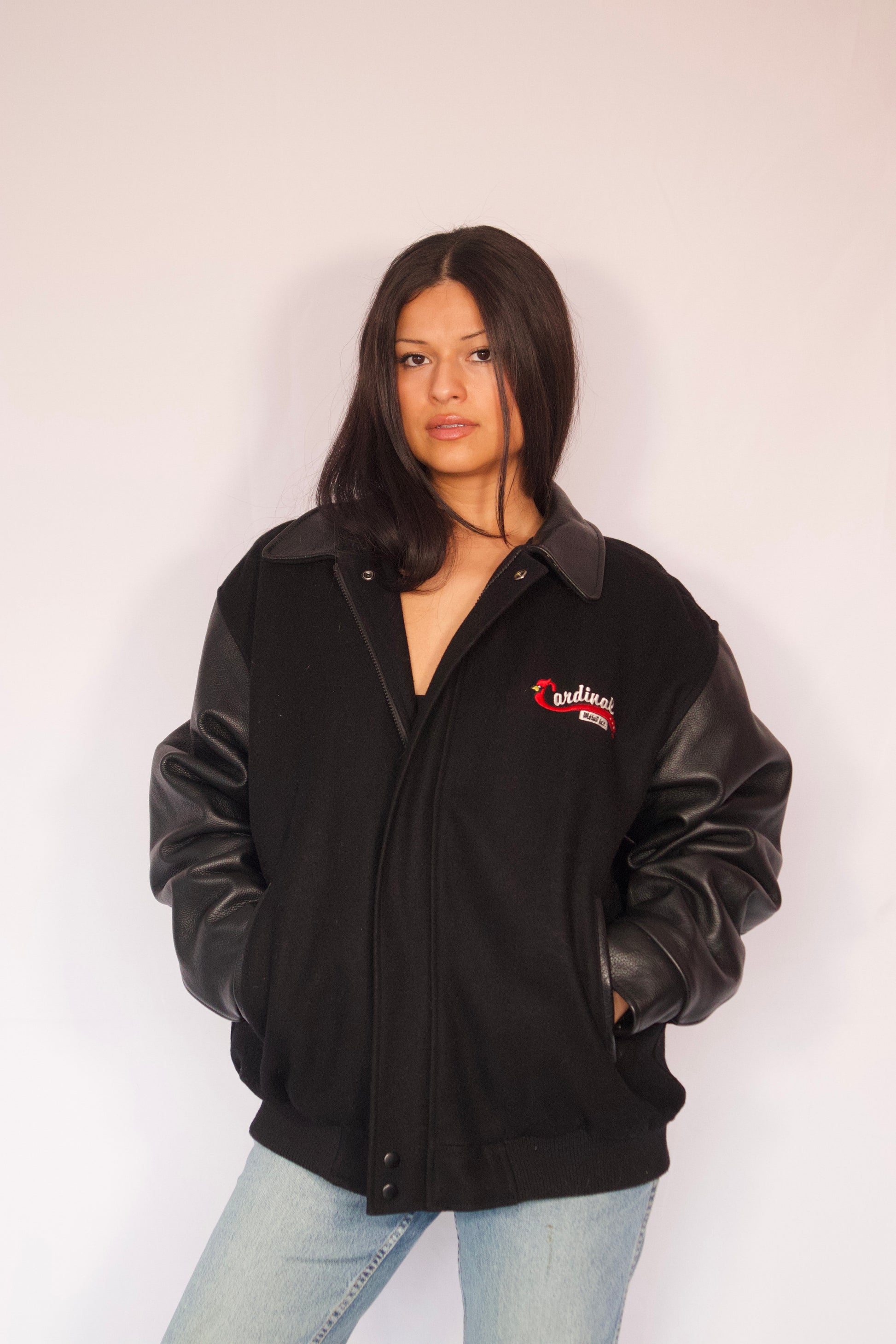 veste varsity noire North End manches contrastantes portée
