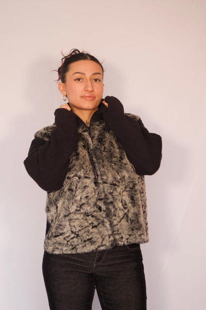 veste vintage noire avec buste en fausse fourrure seconde main