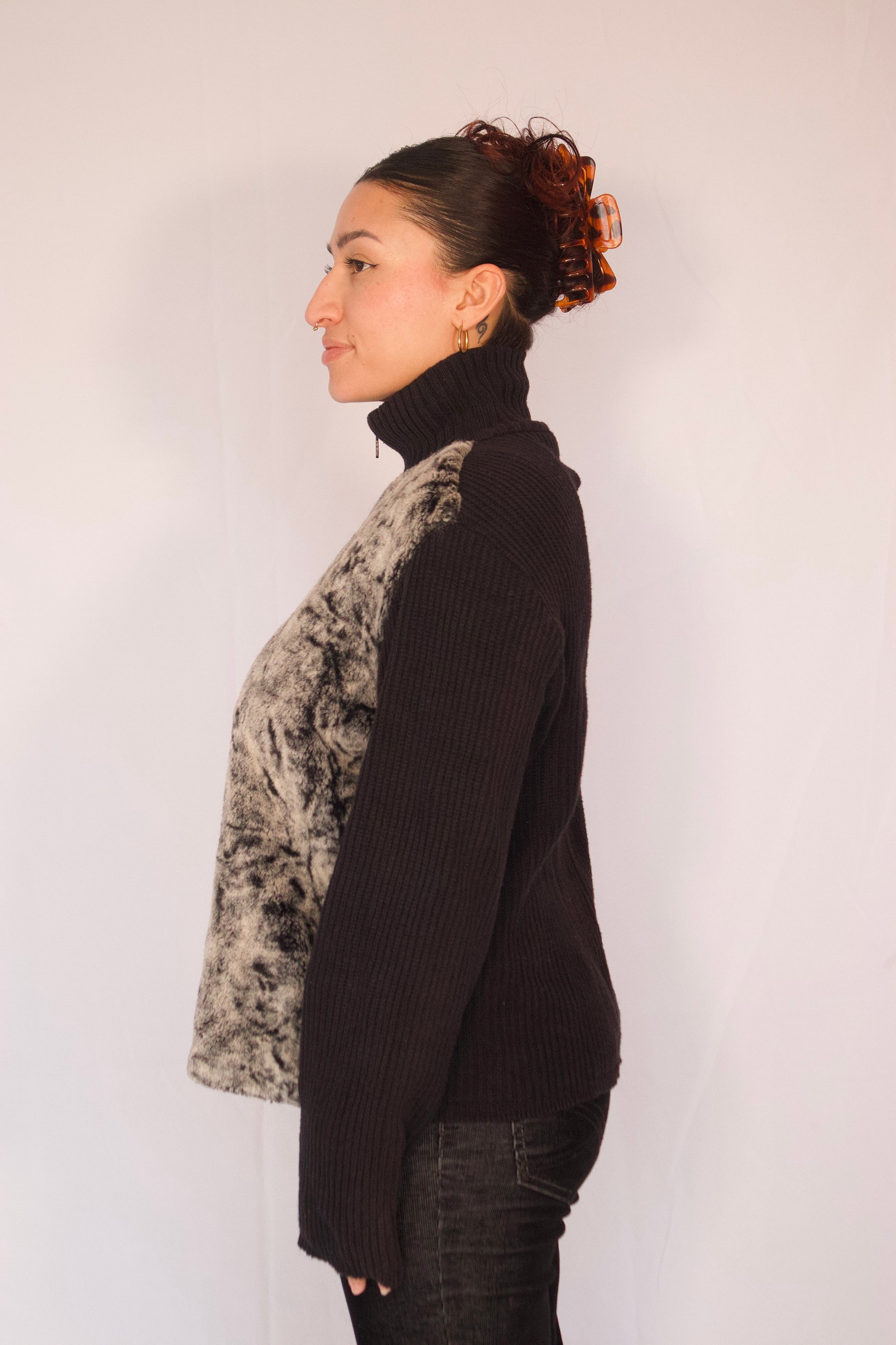 veste vintage noire avec texture fourrure vue de profil