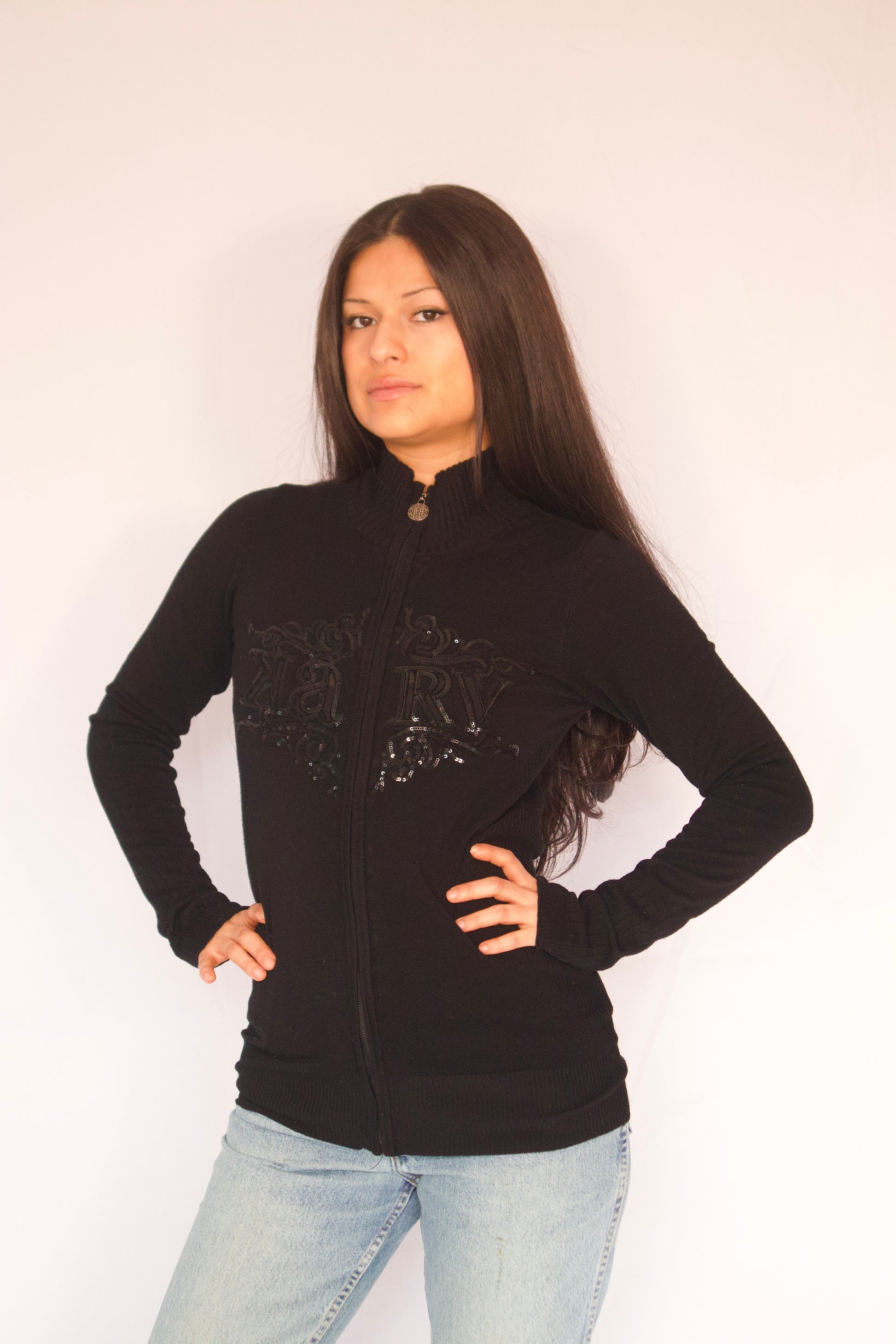 veste zippée noire Karv Y2K ajustée portée